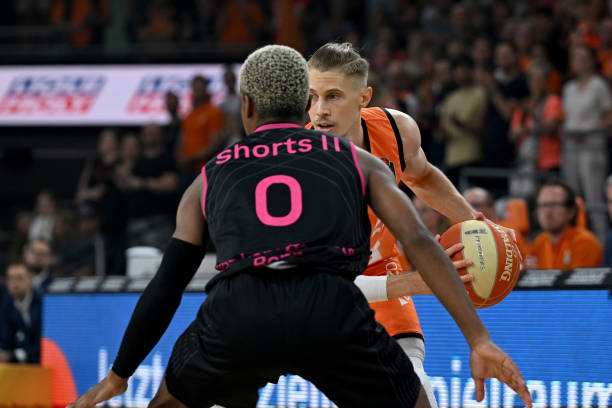 水平对抗中 水平对抗中